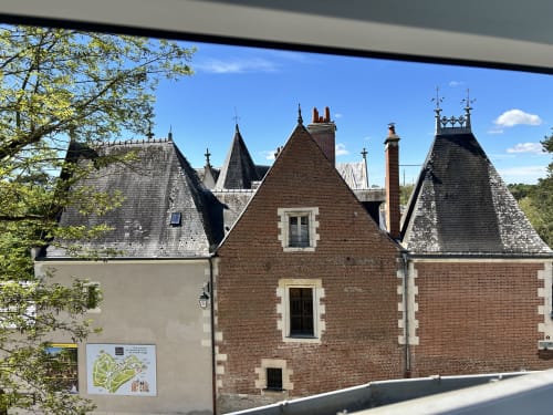 Vue sur le Musée et Château du Clos Lucé, en pierre avec toits d'ardoise et cheminées, depuis le gite L'Instant Clos Lucé à Amboise
