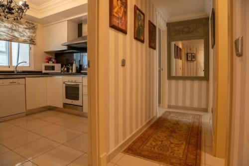 Moderne Küche und Flur im Residencial Anaga Apartment, Santa Cruz de Tenerife, mit cremefarbenen Schränken und Fliesenböden