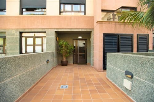 Moderner Eingangshof des Residencial Anaga in Santa Cruz de Tenerife mit Terrakottafliesen und zeitgenössischem Design