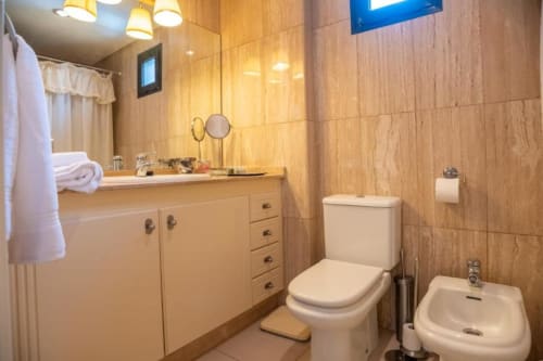 Modernes Badezimmer in der Residencial Anaga Wohnung, Santa Cruz de Tenerife, mit Waschtisch, Toilette, Bidet und Holzfliesen
