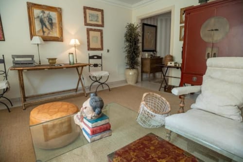 Geräumiges Wohnzimmer in Santa Cruz mit beigem Sofa, Holzmöbeln, Kunstwerken und warmem Ambiente