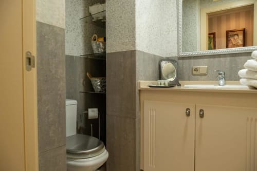 Modernes Badezimmer in der Residencial Anaga Wohnung, Santa Cruz de Tenerife, mit Waschtisch, Waschbecken, Spiegel und barrierefreier Toilette