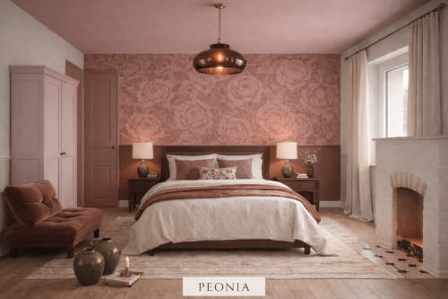 Chambre Peonia à La Maison 1903 B&B à Trévou-Tréguignec avec papier peint rose Damas, lit en bois et cheminée