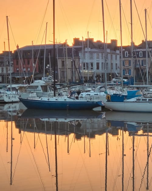 Voiliers amarrés au coucher de soleil dans le port de Trévou-Tréguignec près de la maison d'hôtes La Maison 1903, avec bâtiments en bord de mer