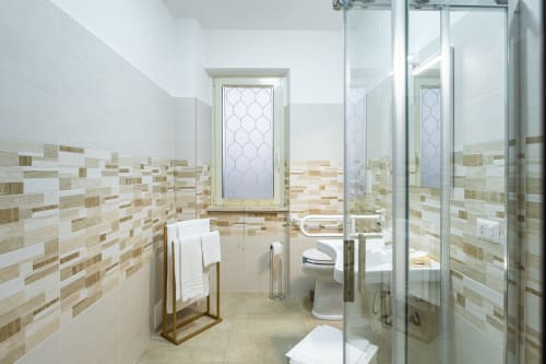 Bagno moderno a Torre dei Venti con pareti in maiolica rigata, box doccia in vetro e WC a Ceccano