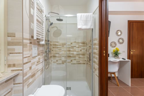 Bagno moderno di Torre dei Venti B&B a Ceccano con doccia in vetro e piastrelle a righe