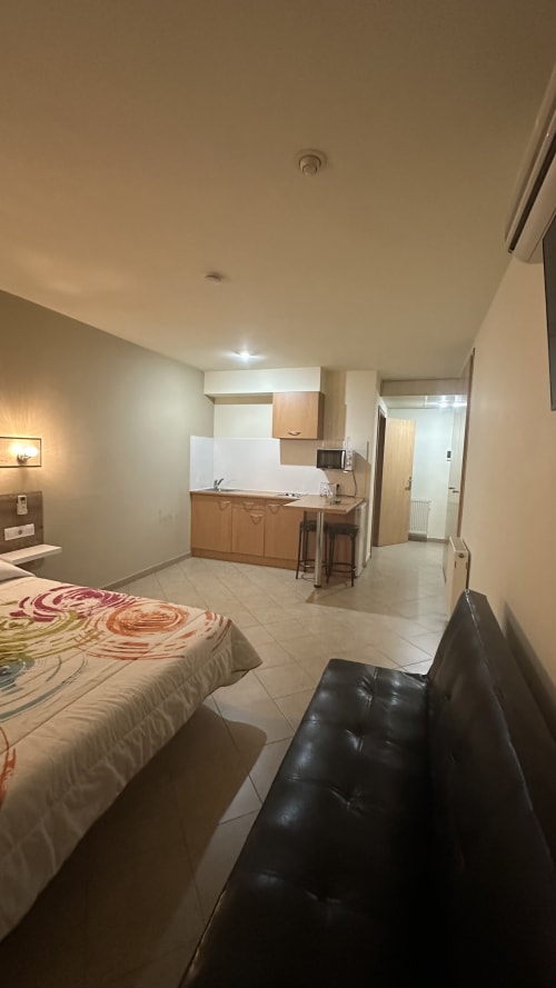 Habitación del hotel Apartamentos Raquel en Sant Pere Pescador con cocina americana, cama y zona de estar