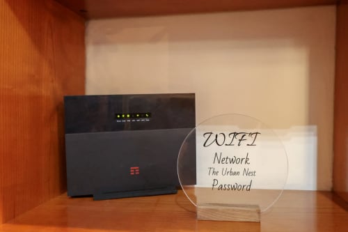 Router WiFi con scheda password della rete nello studio The Urban Nest, Milano