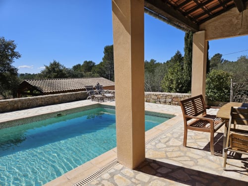 Piscine privée et terrasse de la Villa Les Cyprès, Domaine de L'Échappée Belle à Entrecasteaux, France