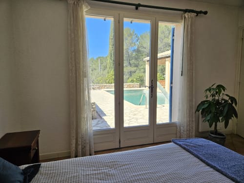 Chambre avec vue sur piscine à la villa Domaine de L'Échappée Belle, Entrecasteaux, donnant sur la piscine et les jardins