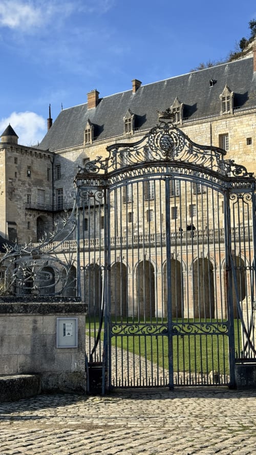 Portail en fer forgé du Paradis de Lucile près de Giverny, La Roche Guyon, avec château de pierre historique en arrière-plan