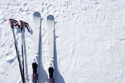 Skis et bâtons sur la pente enneigée aux Grandes Voies, Le Ménil