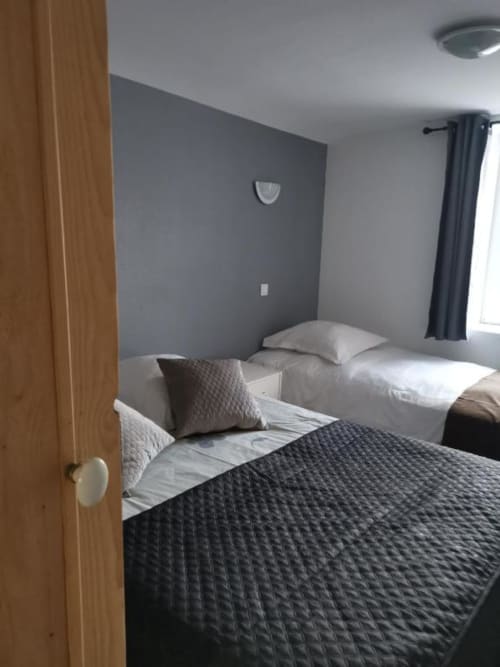 Chambre twin avec lits matelassés foncés aux Gîtes et chalet les Grandes voies au Ménil, France