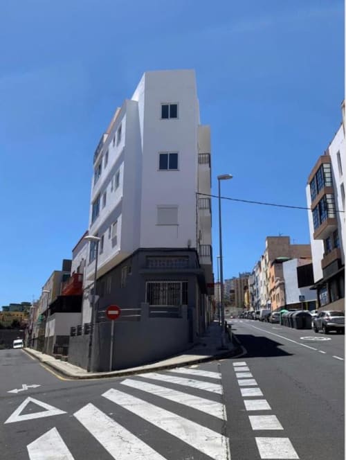 Moderne weiße Apartmenthaus-Ecke mit Eingang in Santa Cruz de Tenerife, Zebrastreifen und Straßenansicht