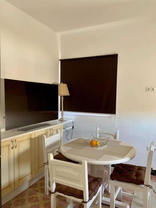 Moderne Küche mit Esstisch und Stühlen in der Ferienwohnung Santa Cruz de Tenerife, Salud Vacacional 2