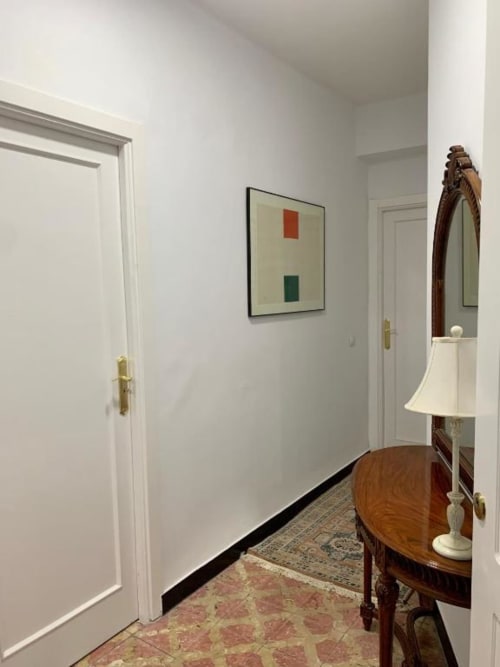 Moderner Flur im Apartment Salud Vacacional 2, Santa Cruz de Tenerife, mit weißen Türen, Holzspiegel, Tischleuchte
