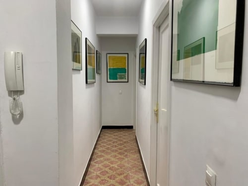 Moderner Flur mit weißen Wänden, gerahmter abstrakter Kunst und gemustertem Boden in der Wohnung Salud Vacacional 2, Santa Cruz de