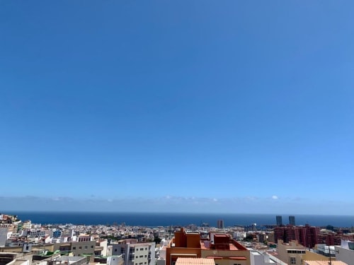 Panoramablick vom Balkon von Salud Vacacional 2 auf die Küste von Santa Cruz de Tenerife mit Mittelmeer und Skyline