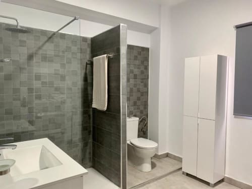 Modernes Badezimmer in der Salud Vacacional 2 Wohnung, Santa Cruz de Tenerife, mit begehbarer Dusche, Toilette und weißen Lagermöglichkeiten
