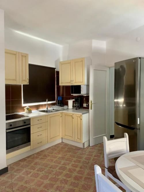 Moderne Küche im Apartment Salud Vacacional 2, Santa Cruz de Tenerife, mit cremefarbenen Schränken und Edelstahlgeräten