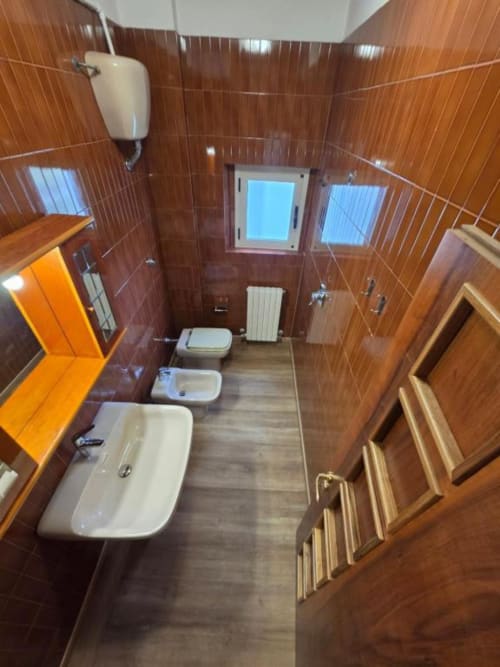 Modern bathroom in Room 3 at Villa Andreina B&B, Sarnano, with wooden tiles, three sinks, and accessible features