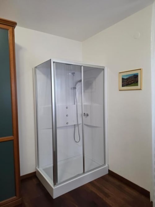Modern shower enclosure in Room 3 at Villa Andreina, Sarnano - double room with white tiled walls and glass doors