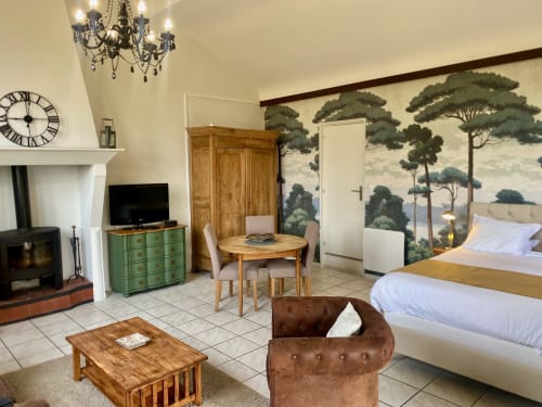 Elegantes Schlafzimmer im Destination Etretat Cottage mit Kamin, Holzmöbeln und Baummural in Etretat,
