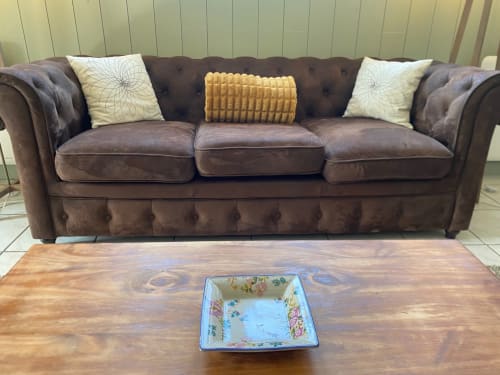 Braunes Chesterfield-Sofa mit dekorativen Kissen im Cottage Le Gueuloir in Destination Etretat, Frankreich