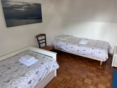 Chambre twin à l'hôtel Destination Etretat avec deux lits, parquet et œuvres côtières à Etretat, France