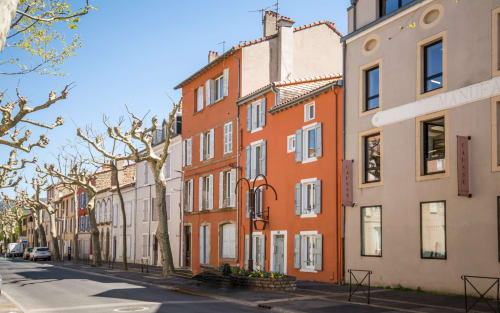 Charmants bâtiments colorés dans une rue ensoleillée à Millau, France - Location La Conciergerie, vue centre-ville