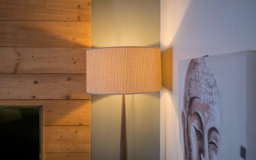 Lampe suspendue moderne à abat-jour tissé illuminant le mur en boiseries de l'appartement duplex Sérénité à La Conciergerie, Millau