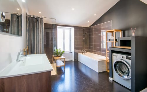 Salle de bain luxe moderne à Millau : double vasque, baignoire ilôt, douche à l'italienne, buanderie intégrée