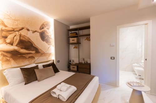Lussuosa camera matrimoniale presso Michelangelo Central Suites a Firenze con servizi moderni e bagno privato