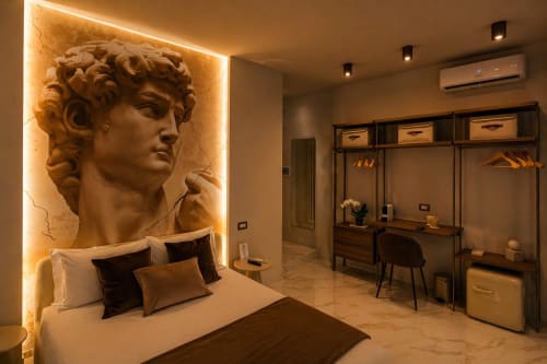 Camera da letto lussuosa alle Michelangelo Central Suites Firenze con busto classico, illuminazione calda e design moderno