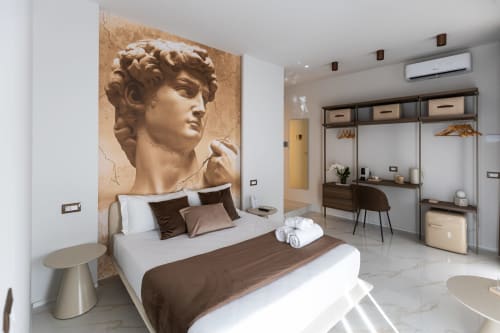 Camera moderna alle Michelangelo Central Suites di Firenze con busto classico, letto matrimoniale e design minimalista
