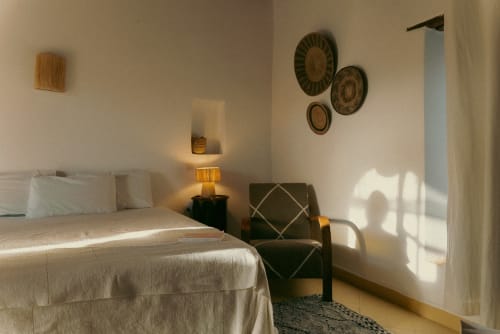 Habitación étnica de lujo en Riad Eucalyptus en Essaouira con luz natural, decoración tradicional y cama confortable