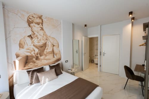 Camera da letto moderna alle Michelangelo Central Suites di Firenze con busto classico, murale, letto matrimoniale e marmo