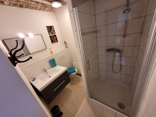 Salle de bain moderne du gîte des Anges avec lavabo, toilettes et douche à l'italienne vitrée à Barret-sur-Méouge, France
