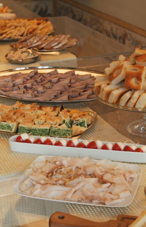 Buffet elegante al Palazzo Fauzone Relais & Spa con frutti di mare freschi, pasticcini e stuzzichini a Mondovì, Italia