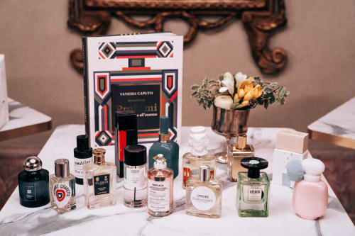 Collezione di profumi di lusso e cosmetici esposti presso il Palazzo Fauzone Relais & Spa a Mondovì, Italia