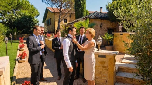 Les invités du mariage en tenue de soirée dégustant l'apéritif au jardin du Clos Des Anges, un luxueux gîte à Bagnols, France