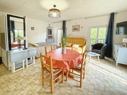 Appartement Studio MISTRAL à Digne-les-Bains avec table à manger, canapé-lit et équipements modernes
