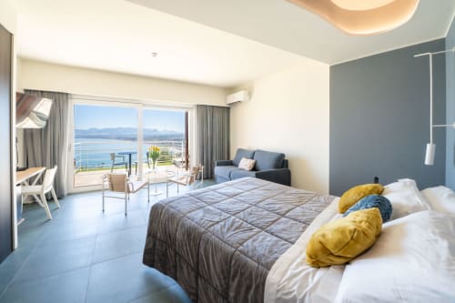 Luminosa Junior Suite con vista mare presso l'Hotel Belvedere Resort a Castellammare del Golfo, con balcone affacciato sul