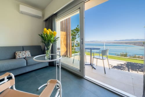 Junior Suite con vista mare all'Hotel Belvedere Resort, Castellammare del Golfo, con balcone affacciato sulle acque azzurre