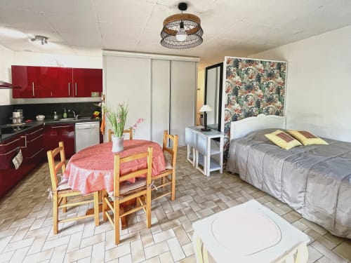 Studio au Vallon des Sources à Digne-les-Bains avec cuisine aménagée, table à manger et lit