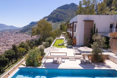 Terrazza di lusso con piscina a sfioro affacciata sui monti di Castellammare del Golfo e sulla cittadina costiera siciliana