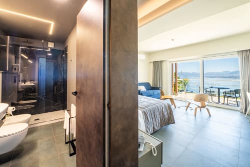 Junior Suite Vista Mare dell'Hotel Belvedere Resort a Castellammare del Golfo con balcone affacciato sul mare, bagno moderno e