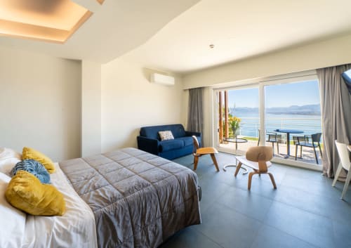 Junior Suite con vista mare all'Hotel Belvedere Resort di Castellammare del Golfo. Camera da letto con balcone affacciato sul golfo.