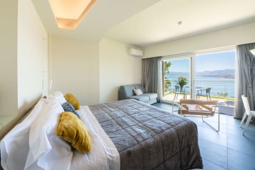 Junior Suite con vista mare all'Hotel Belvedere Resort, Castellammare del Golfo. Camera da letto con balcone sulla Baia