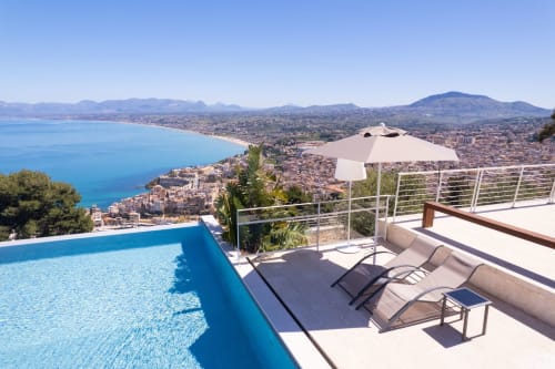 Piscina a sfioro con vista sulla baia di Castellammare del Golfo, junior suite con balcone vista mare e lettini prendisole